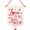 Κρεμαστή υφασμάτινη πινακίδα "All you need is love"