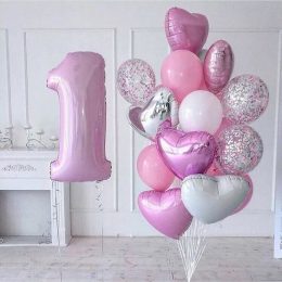 Σύνθεση μπαλονιών με αριθμό ροζ κομφετι καρδιές άσπρο