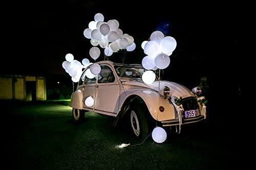 Αυτοκίνητο γάμου με λαμπάκια και μπαλόνια