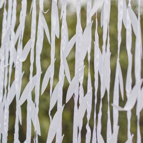 Διακοσμητική κουρτίνα Backdrop με λευκά φύλλα
