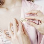 Μεταλλική χρυσή καρφίτσα Bride
