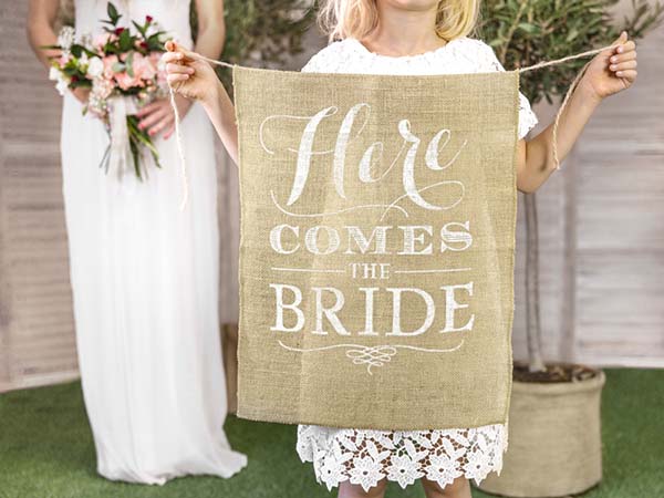 Πινακίδα γάμου Here comes the bride