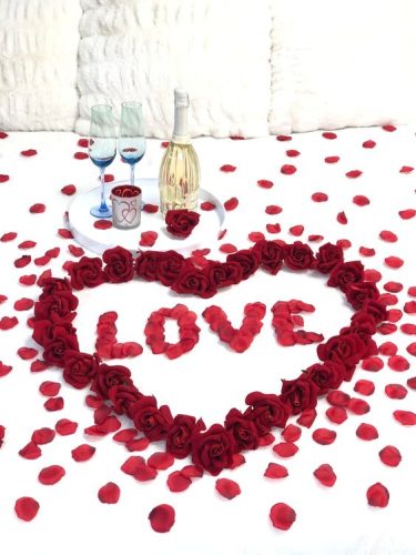 Κόκκινα ροδοπέταλα σε σακουλάκι