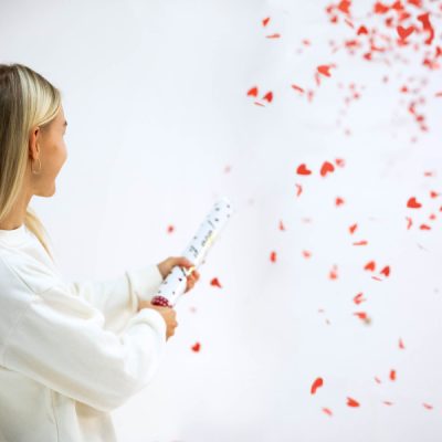 Κανονάκι κομφετί με κόκκινες καρδιές