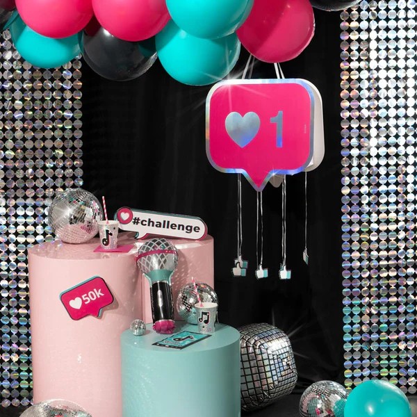Πινιάτα Πάρτυ Social Media