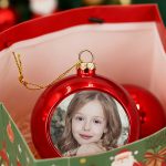 xristougenniatiko-stolidi-kokkini-bala-me-fotografia